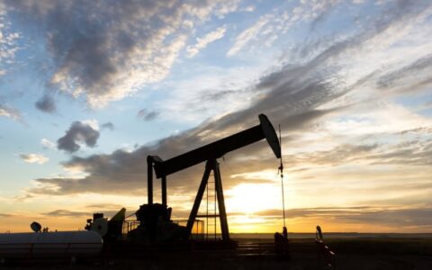 Zníženie produkcie ropy vytláča jej cenu vyššie